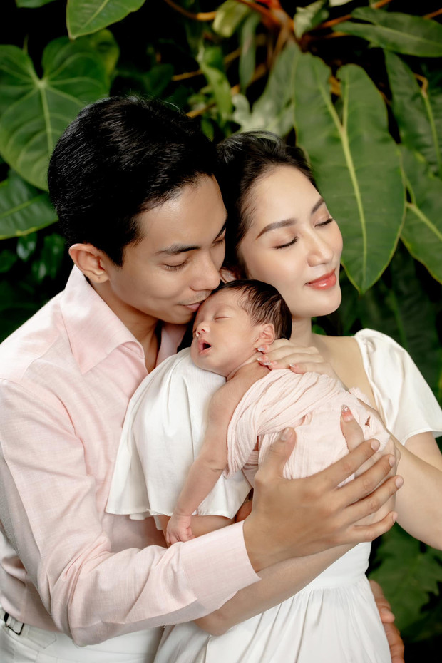 Con gái thứ ba nhà Khánh Thi - Phan Hiển được khen xinh như thiên thần trong bộ ảnh một tháng tuổi