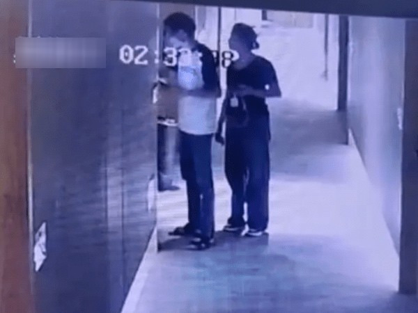 Camera ghi lại hình ảnh nữ giáo viên cùng bố học sinh đứng trước cửa phòng khách sạn gây xôn xao