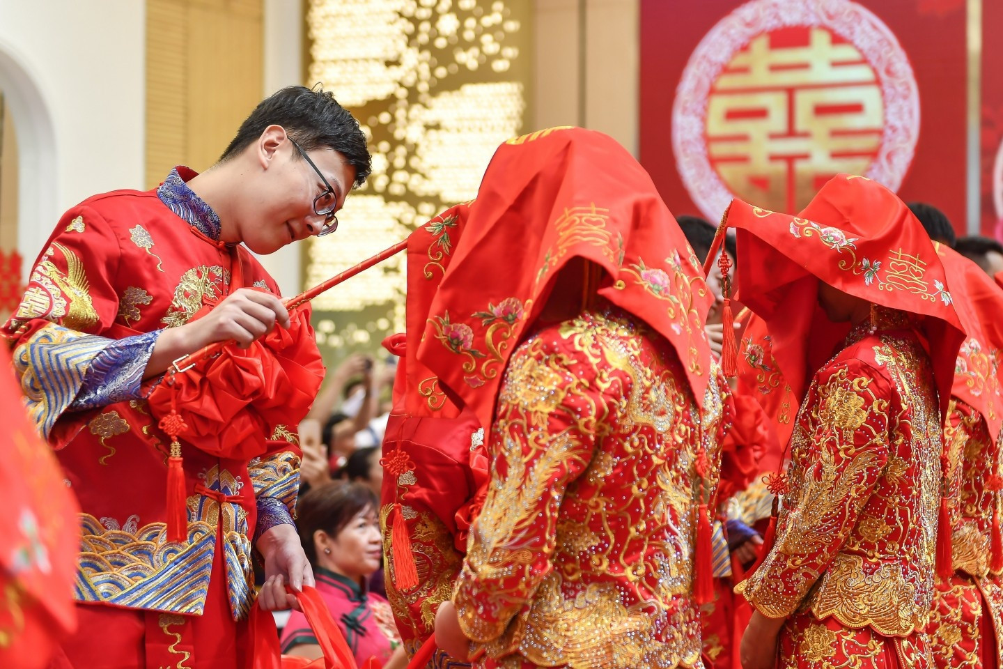 Trong nghi thức cổ truyền ở Trung Quốc, chỉ chú rể mới mở khăn trùm đầu màu đỏ của cô dâu