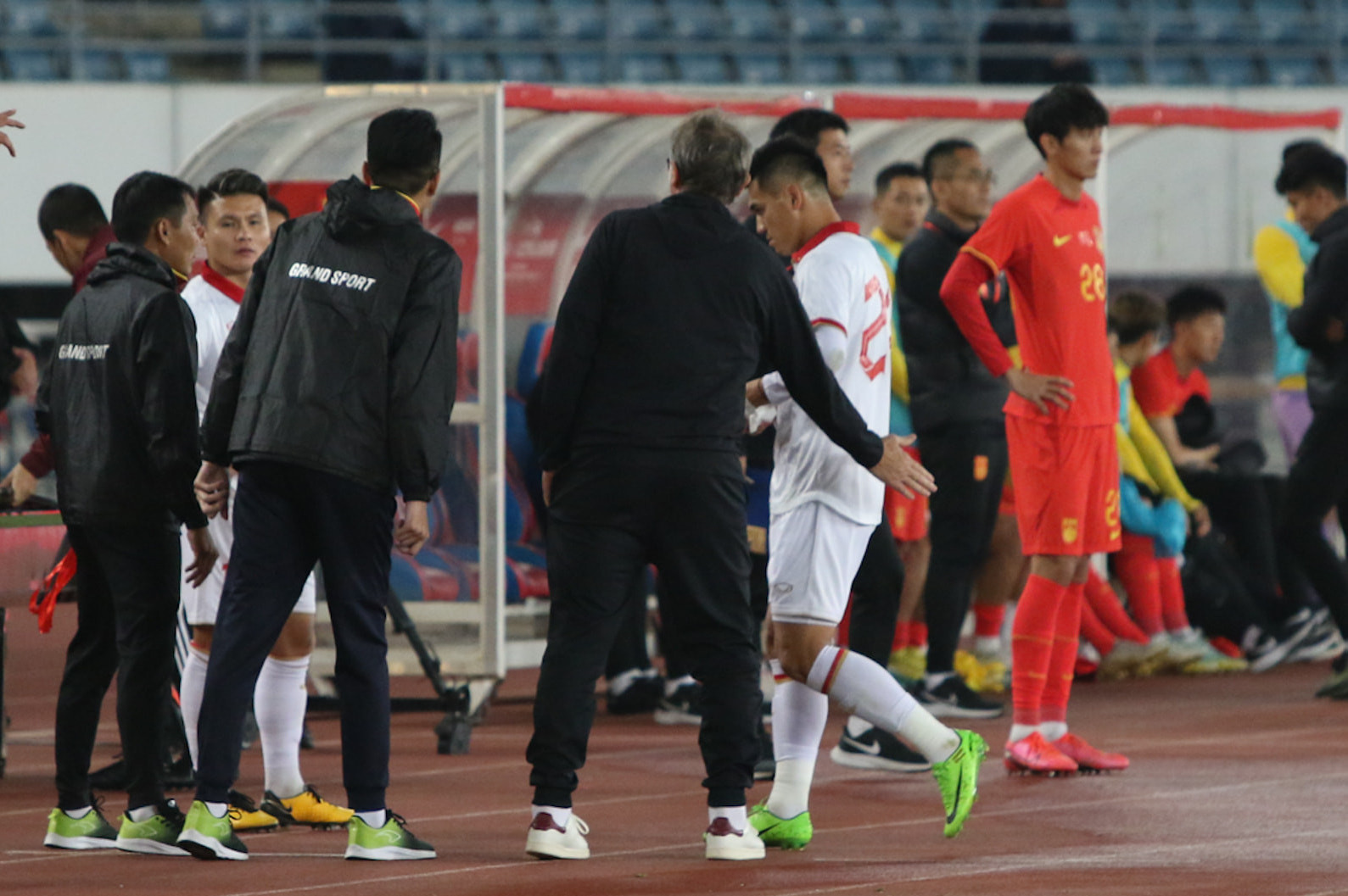 Báo Trung Quốc đề nghị FIFA phạt nặng pha thúc cùi chỏ của Tiến Linh
