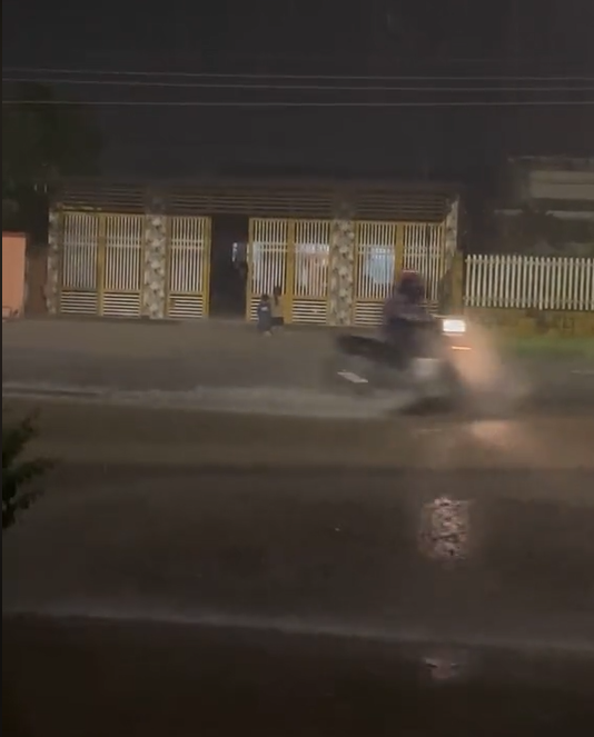 2 em bé quỳ dưới trời mưa trắng xóa, kèm sấm sét khiến ai nấy đều xót xa. (Ảnh: Tiktok alu_review)