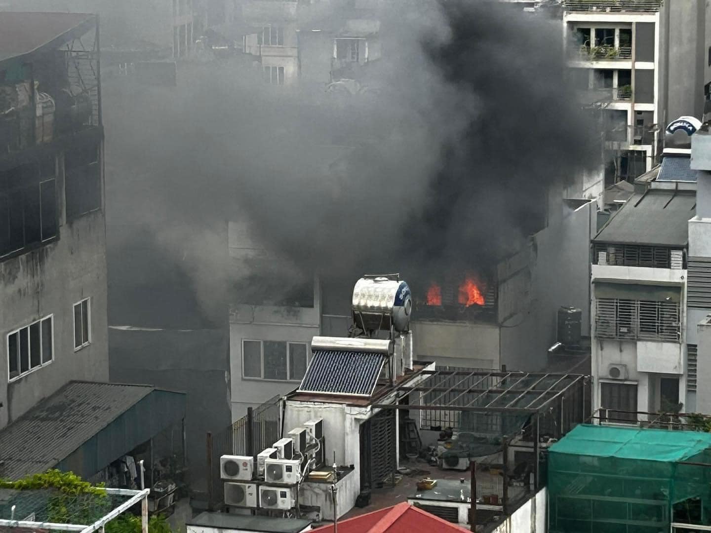 Thêm 1 đám cháy chung cư Hà Nội, khói lớn bao trùm, bất cẩn từ việc đun nước sôi - ảnh 2