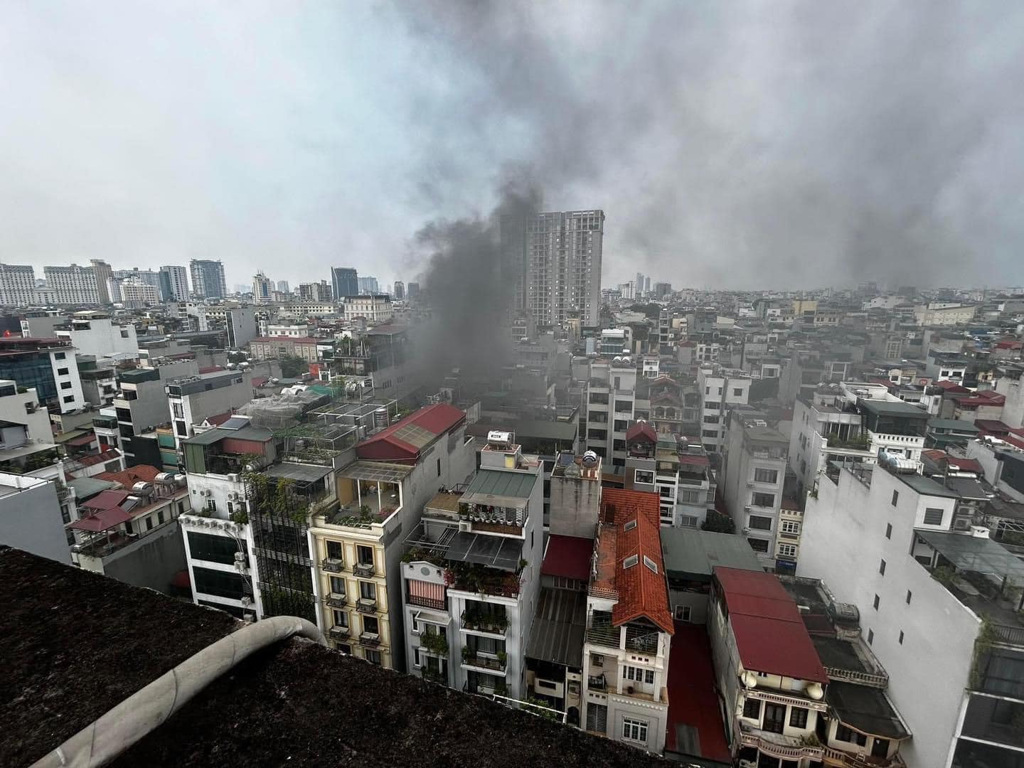 Thêm 1 đám cháy chung cư Hà Nội, khói lớn bao trùm, bất cẩn từ việc đun nước sôi - ảnh 4