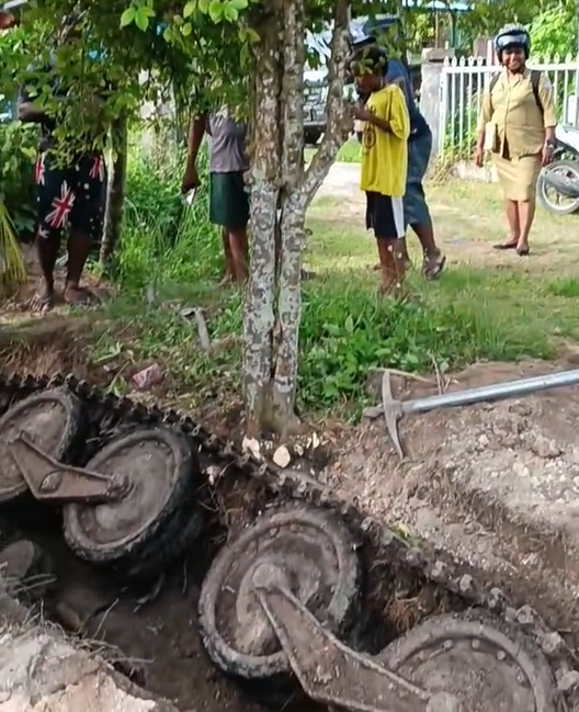 Đào cây sau vườn, người dân bất ngờ phát hiện “cỗ xe tăng” bên dưới lòng đất nhiều người hiếu kỳ kéo đến xem