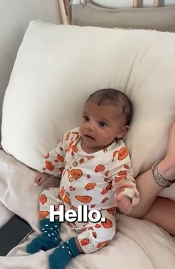 Bé gái mới 1,5 tháng tuổi biết nói “Hello” khiến gia đình sửng sốt