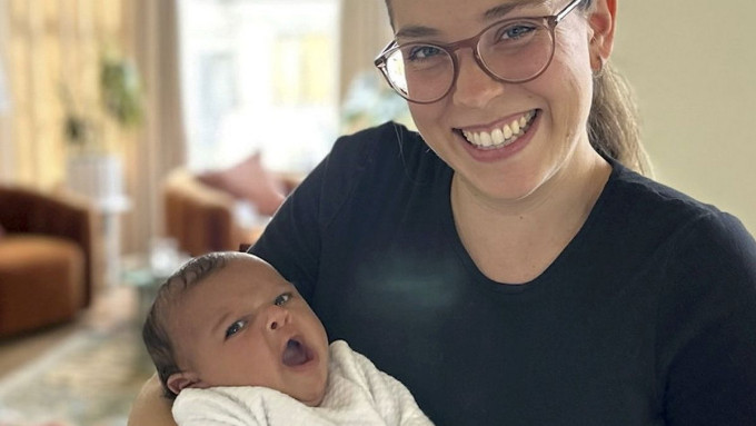 Người mẹ tin rằng con cô có thể là đứa bé biết nói sớm nhất thế giới khi thốt ra từ 'Hello' chỉ 45 ngày sau khi chào đời.