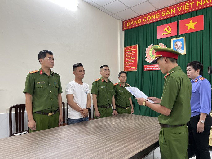 Công an xác minh giấy chứng nhận đăng ký mô tô mà Trần Xuân Đông xuất trình là giả.