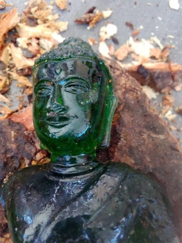 Đốn hạ cây xoài cổ thụ trong chùa, người dân bất ngờ phát hiện bức tượng Phật lục bảo trong thân cây - ảnh 3