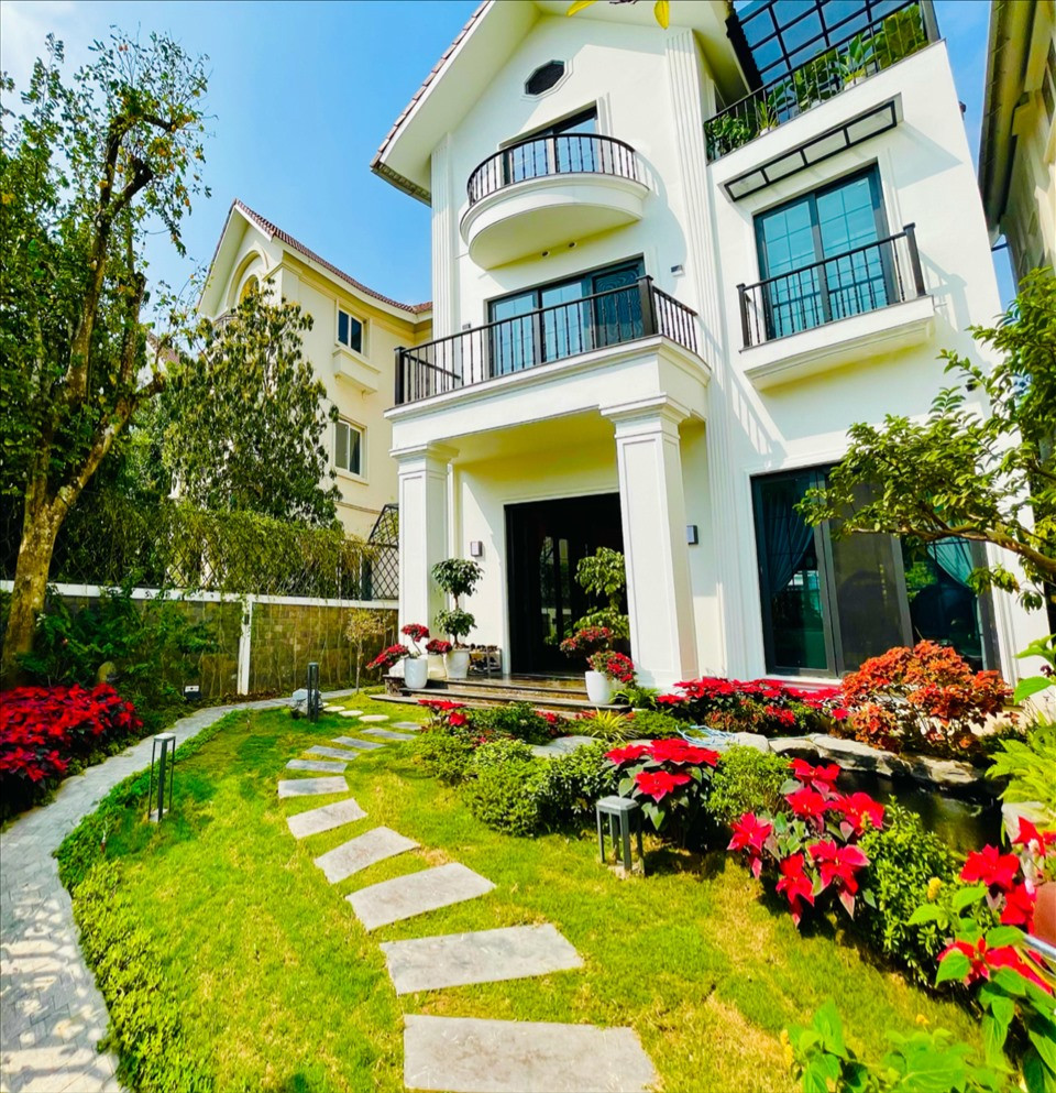 Biệt thự của gia đình diễn viên Lã Thanh Huyền có diện tích 450 m2 sàn và 150 m2 sân vườn.