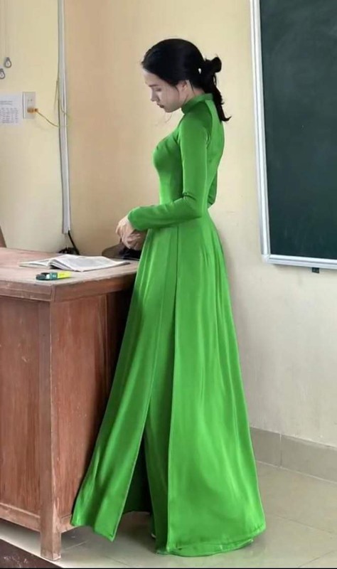 Nữ giáo viên gây choáng vì có phong cách thời trang đi dạy ấn tượng không ngày nào quần áo trùng lặp.