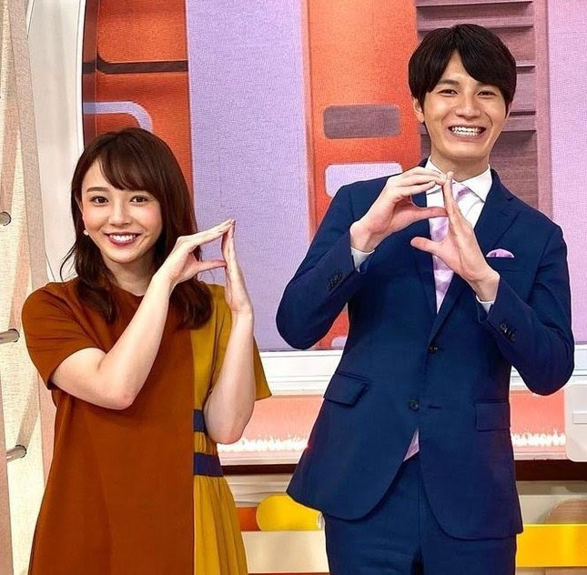 Hai MC nổi tiếng của đài TV Asahi bị tạm dừng lên sóng sau khi clip ôm nhau bị lan truyền