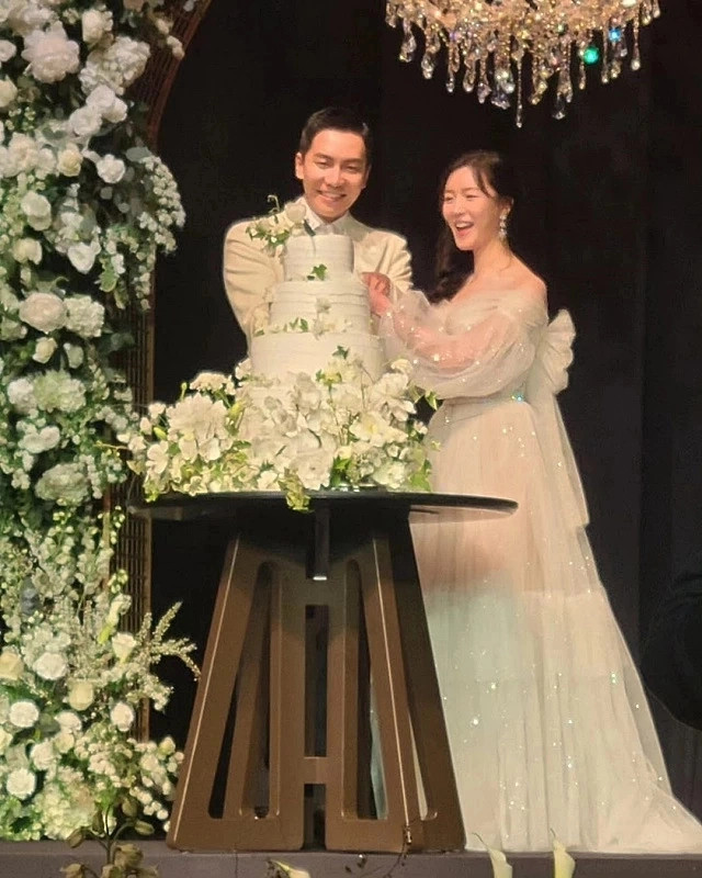 Netizen cho rằng Lee Seung Gi phải tổ chức đám cưới sớm bởi cô dâu đang có tin vui.