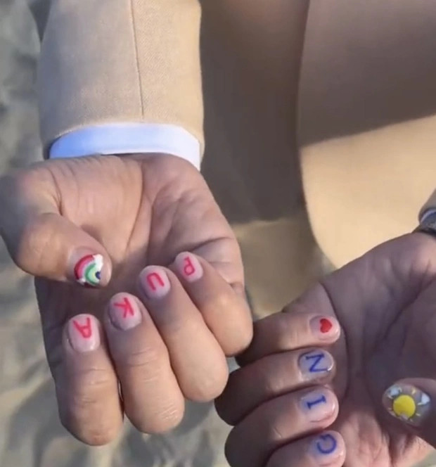 Duy Khánh khoe bộ móng tay đặc biệt thiết kế riêng dòng chữ là tên của cặp đôi Puka - Gin Tuấn Kiệt