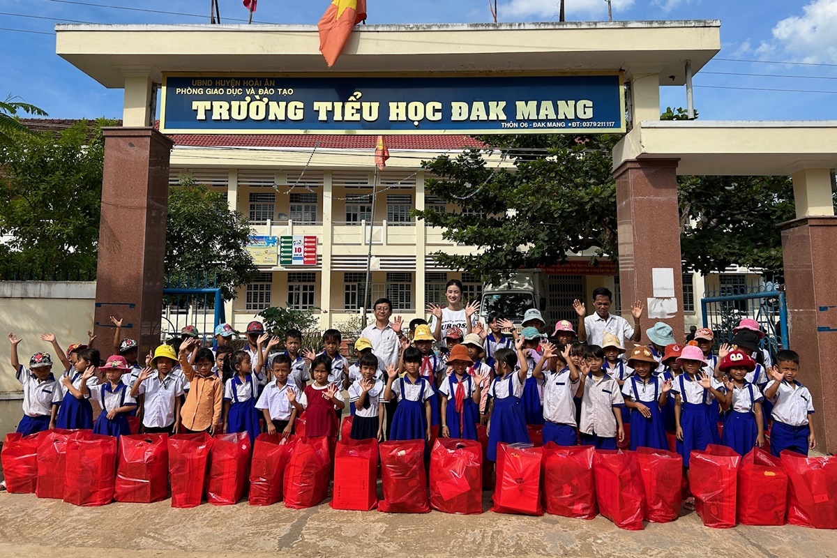 Ý Nhi thăm trường Tiểu học Đak Mang ở Hoài Ân (Bình Định - quê hương cô)