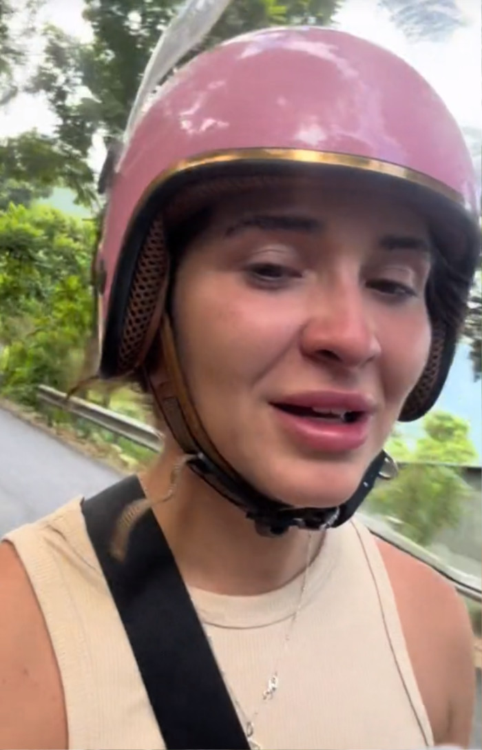 Nữ du khách nước ngoài khóc nấc khi đi đường đèo Hà Giang, nghe lý do người Việt tự hào - ảnh 4