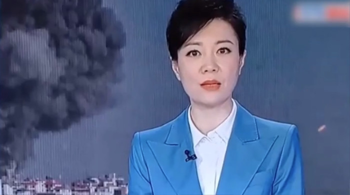 Nữ MC truyền hình Lý Văn Tĩnh đang tập trung dẫn bản tin trước khi sự cố diễn ra.