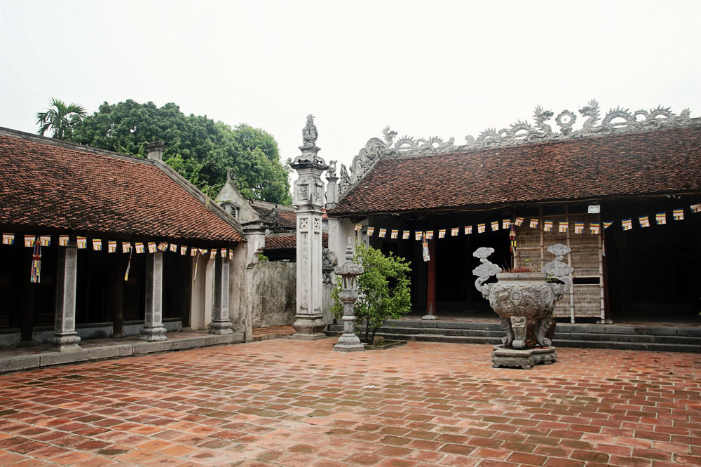 Do chùa Bà Đanh nằm ở vị trí xa dân cư, đi lại bất tiện nên chùa vắng vẻ, ít khách hành hương.