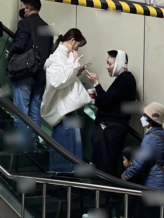 Rầm rộ hình ảnh Trấn Thành quấn băng kín đầu ở một ga tàu điện Hàn Quốc cùng bà xã Hari Won.