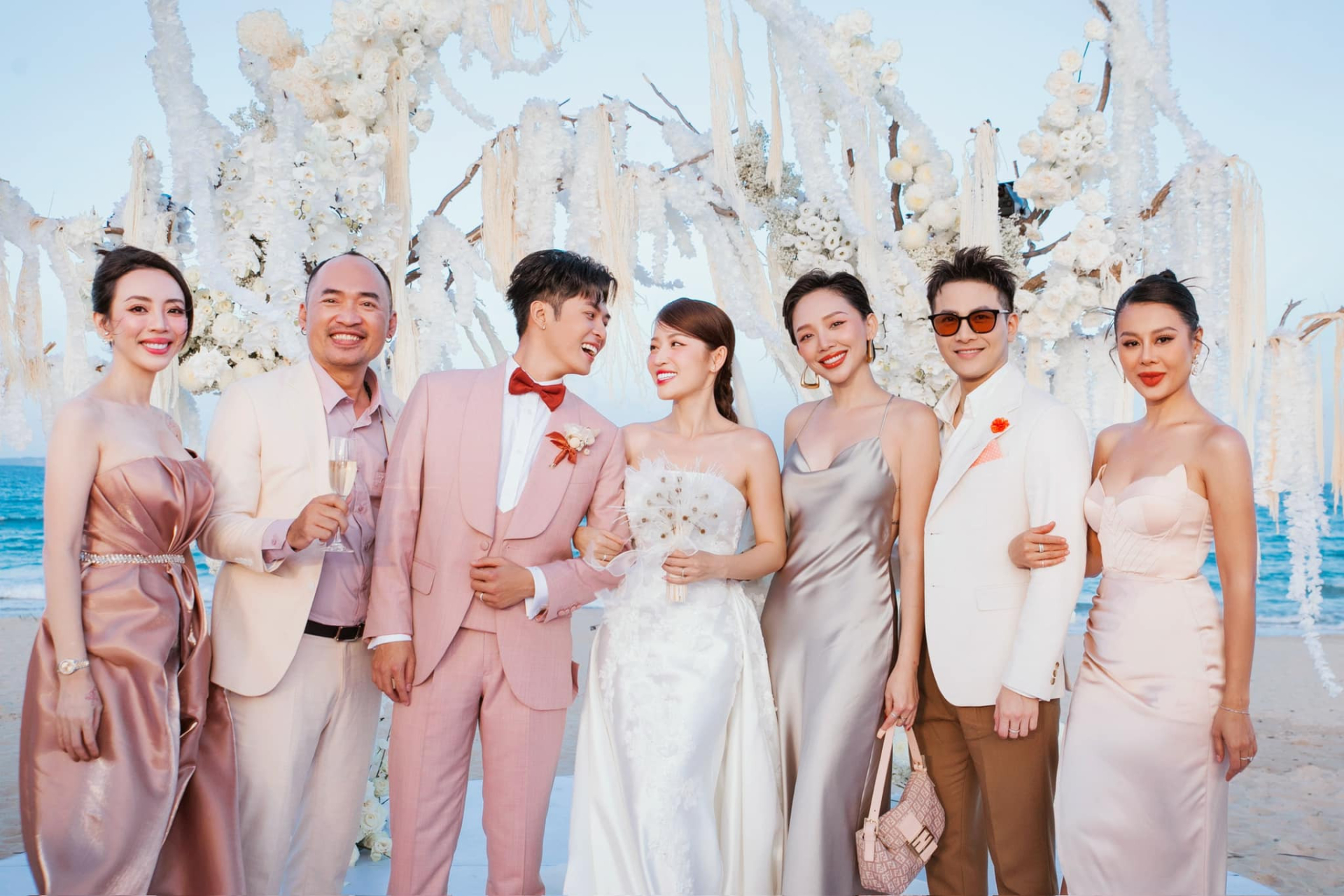 Hết Mạc Văn Khoa, 2 sao Việt bị “khui” tiền mừng đám cưới Puka, netizen choáng vì toàn vàng và đô la - ảnh 2