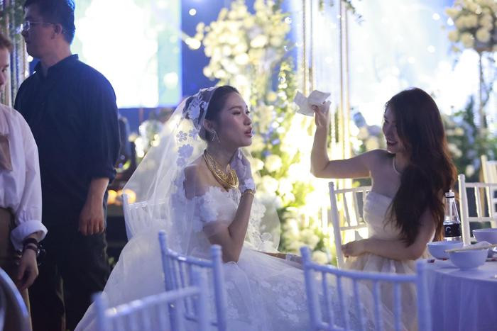 Hòa Minzy 'cứu' cô dâu trong lúc đám cưới mất điện