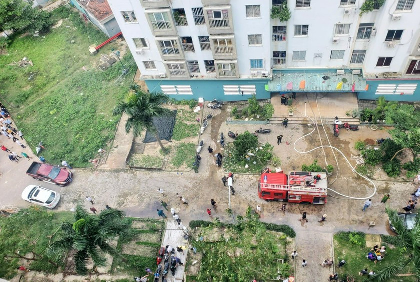 Lực lượng Cảnh sát PCCC TP Đà Nẵng đã điều động xe chữa cháy chuyên dụng, khẩn trương đến hiện trường để dập lửa và thực hiện công tác cứu hộ.