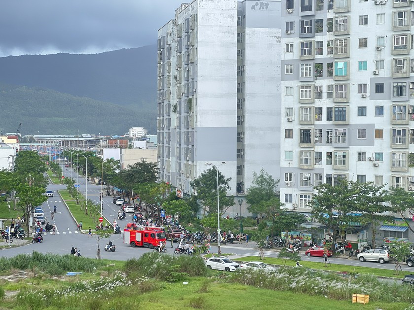 Cháy chung cư 12 tầng ở Đà Nẵng, hàng trăm người hốt hoảng tháo chạy kêu cứu, nhiều tài sản bị thiêu rụi - ảnh 3