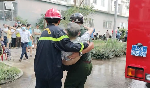 Cháy chung cư 12 tầng ở Đà Nẵng, hàng trăm người hốt hoảng tháo chạy kêu cứu, nhiều tài sản bị thiêu rụi - ảnh 5