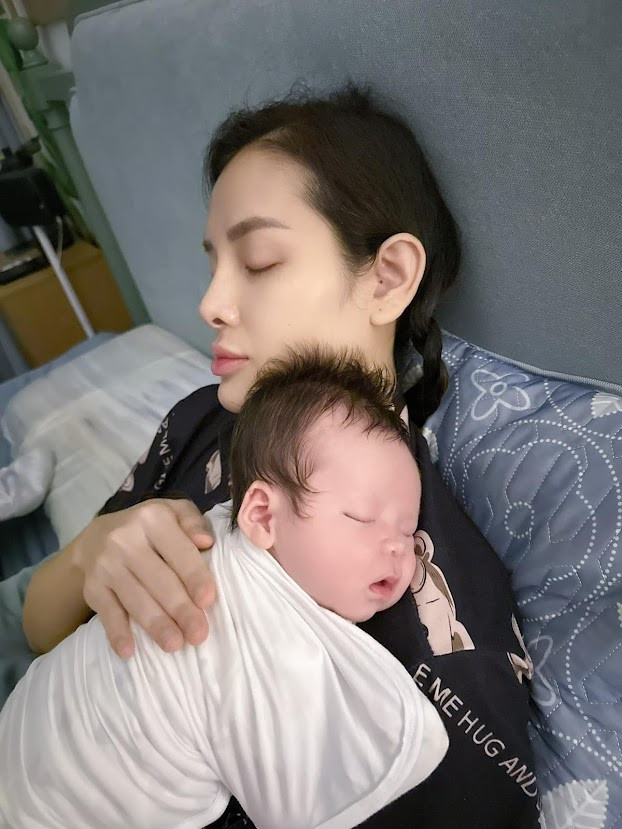Con trai Phương Trinh Jolie 5 tháng tuổi bị dị ứng với sữa, mẹ làm ca sĩ nên đi ngủ cũng được ru khác thường - ảnh 3