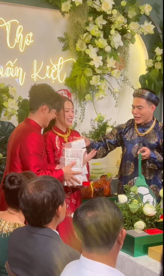 Lê Dương Bảo Lâm mừng đám cưới Puka - Gin Tuấn Kiệt ở Đồng Tháp 1 bao tải tiền mặt, khách mời choáng váng - ảnh 4