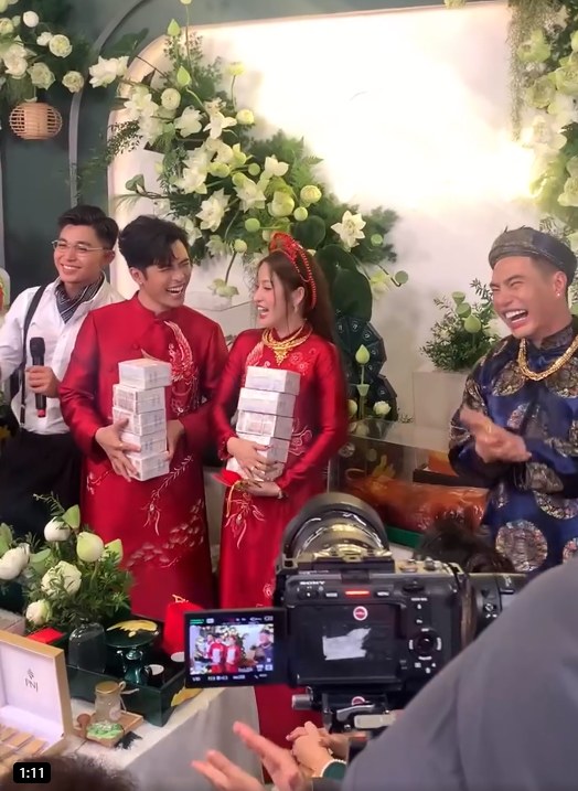 Lê Dương Bảo Lâm mừng đám cưới Puka - Gin Tuấn Kiệt ở Đồng Tháp 1 bao tải tiền mặt, khách mời choáng váng - ảnh 6