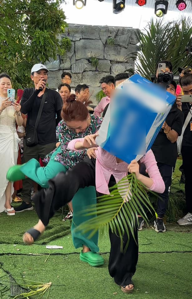 Tại đám cưới của Puka và Gin Tuấn Kiệt ở Đồng Tháp, Hòa Minzy đã thể hiện một màn múa lân không kiểm soát