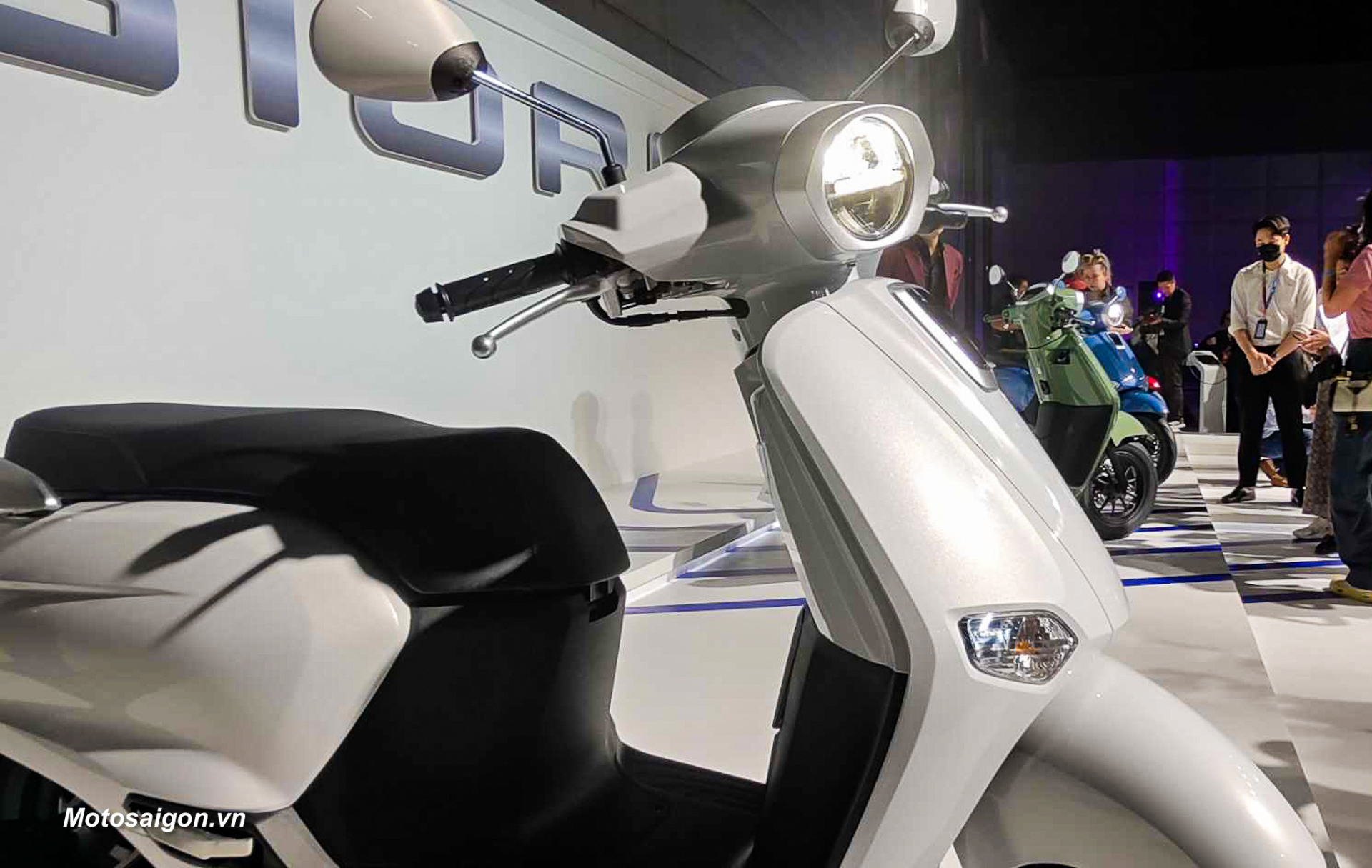Honda Giorno Plus được tạo dáng đèn pha dạng tròn, hệ thống đèn trên xe tích hợp công nghệ đèn LED.