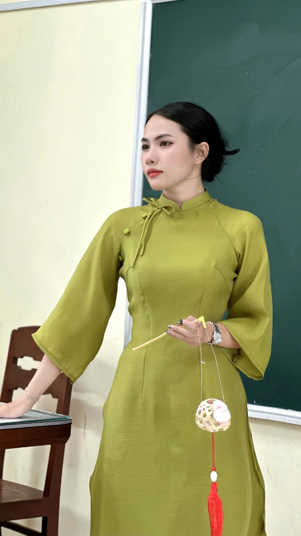 Cô giáo Vẹn Trần có một phong cách thời trang đa dạng khi lên bục giảng, gây chú ý bộ siêu tập áo dài quá đẹp