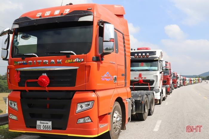 Chú rể Hà Tĩnh “gây choáng” khi dùng 50 xe container rước dâu