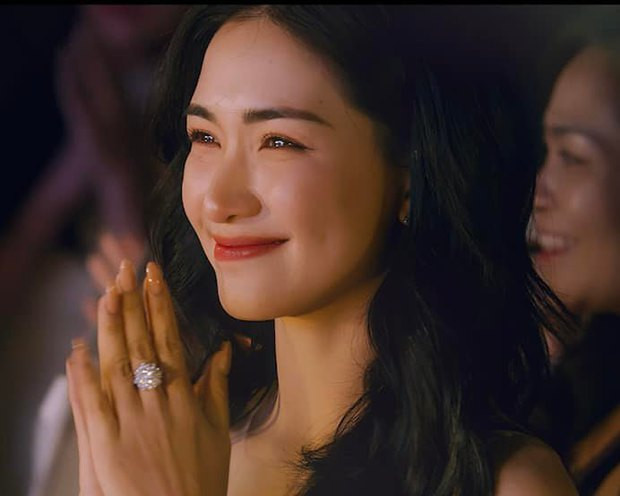 Hòa Minzy xuất hiện trong MV 'Ngày Đầu Tiên' của Đức Phúc, chứng kiến cặp đôi chính được cầu hôn, nữ ca sĩ đã rưng rưng nước mắt