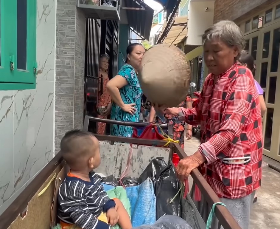 Bà cụ nghèo đèo cháu bé 1 tuổi lượm ve chai, chiếc nón lá che nắng mưa cũng nhường cậu bé