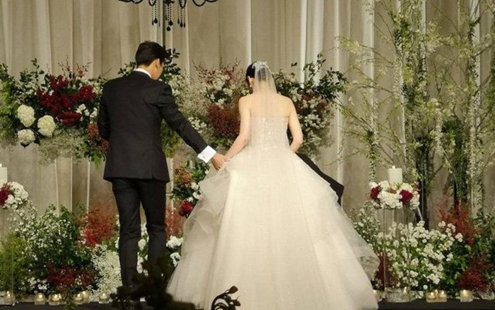 Chú rể liên tục cúi đầu trong đám cưới, khách mời nghi bị ép lấy vợ, cô dâu nói lý do ai cũng cau mày - ảnh 3