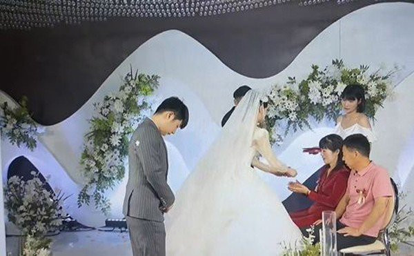 Chú rể liên tục cúi đầu trong đám cưới khách mời nghi bị ép lấy vợ