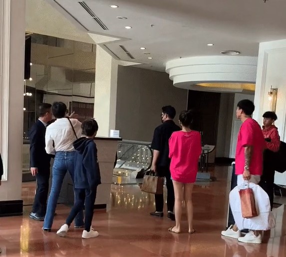 Bố mẹ vợ đưa các con đến khách sạn nơi tổ chức hôn lễ