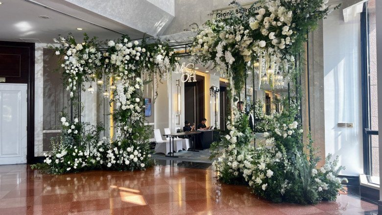 Không gian tiệc cưới lung linh với dàn hoa trắng làm chủ đạo.