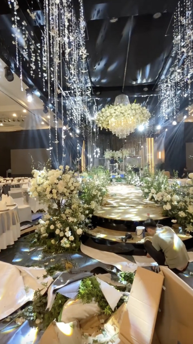 Không gian đám cưới Đoàn Văn Hậu - Doãn Hải My ở Hà Nội trước giờ G, 100% hoa tươi, có quầy bar đặc biệt? - ảnh 6