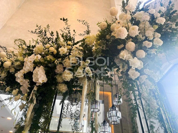 Cận cảnh cổng cưới 100% hoa tươi tại tiệc cưới Văn Hậu - Hải My