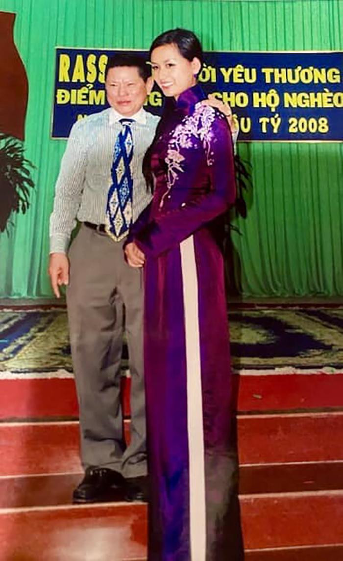 Loạt ảnh hiếm bên cạnh Hoa hậu Mai Phương Thúy cách đây 15 năm được tỷ phú Hoàng Kiều chia sẻ trên trang cá nhân.