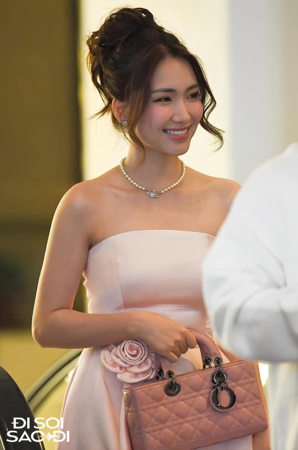 Hòa Minzy xuất hiện trong hôn lễ của Đoàn Văn Hậu - Doãn Hải My