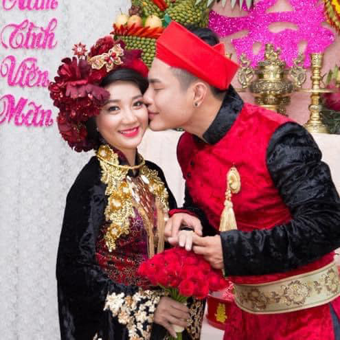 Lê Dương Bảo Lâm và Quỳnh Quỳnh mặc đồ cưới theo phong cách cổ trang khá 'cồng kềnh'