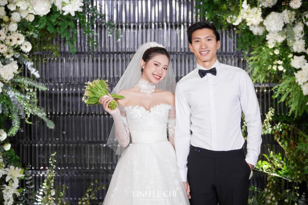 Nhìn không gian sang trọng được cô dâu - chú rể đầu tư 'khủng' thì tiền mừng cưới của các khách mời cũng được netizen quan tâm.