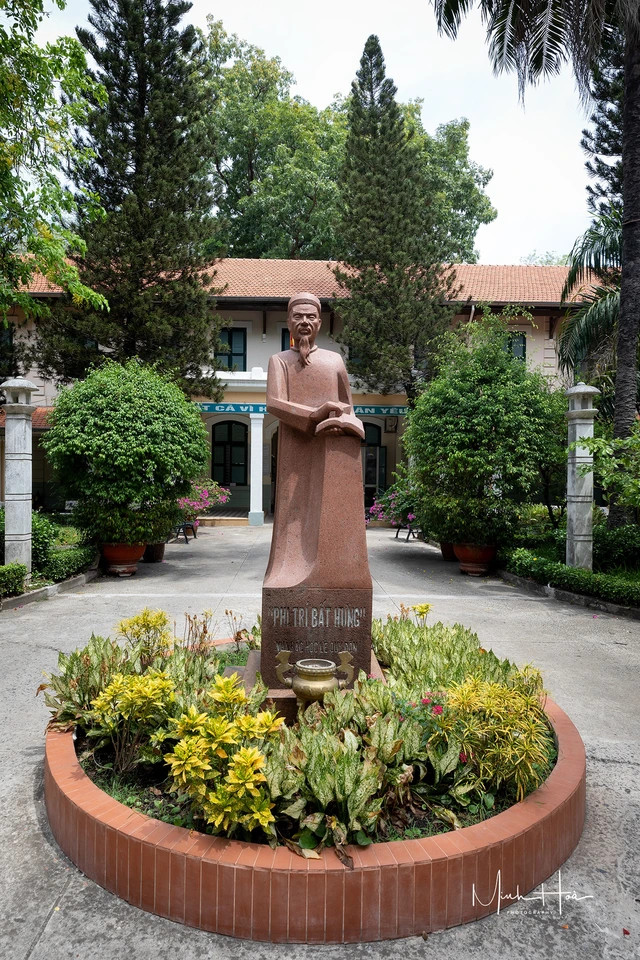 Ngay giữa sân trường có đặt tượng nhà nhà bác học Lê Quý Đôn, với câu nói nổi tiếng 'Phi trí bất hưng'.
