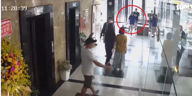 Camera ghi lại cảnh người đàn ông đi cùng cô gái áo xanh hành hung một phụ nữ lan truyền trên mạng xã hội.