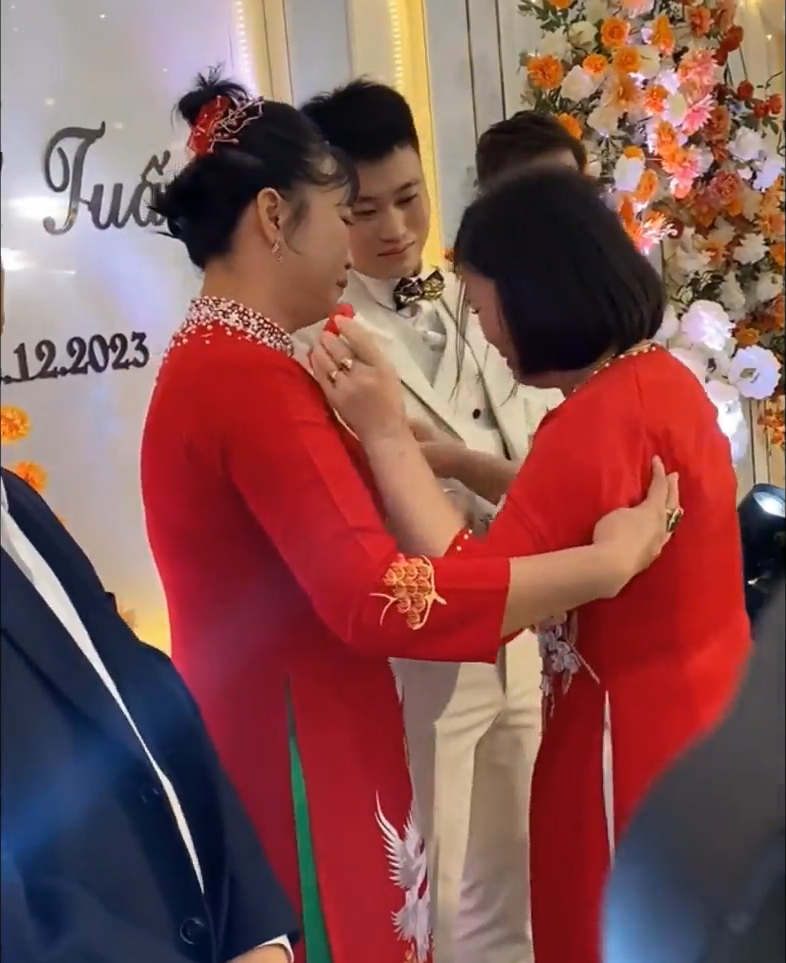 Đám cưới đặc biệt ở Yên Bái, 2 bà mẹ ôm nhau khóc khi chứng kiến ngày vui của 2 cậu con trai - ảnh 3