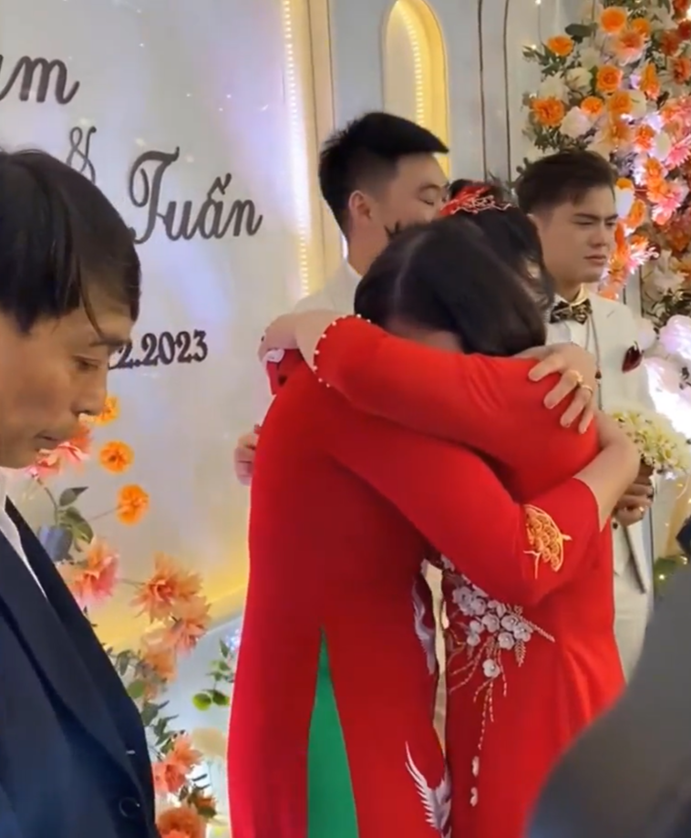 Khoảnh khắc hai bà mẹ khóc hết nước mắt khi dự đám cưới con trai gây xôn xao